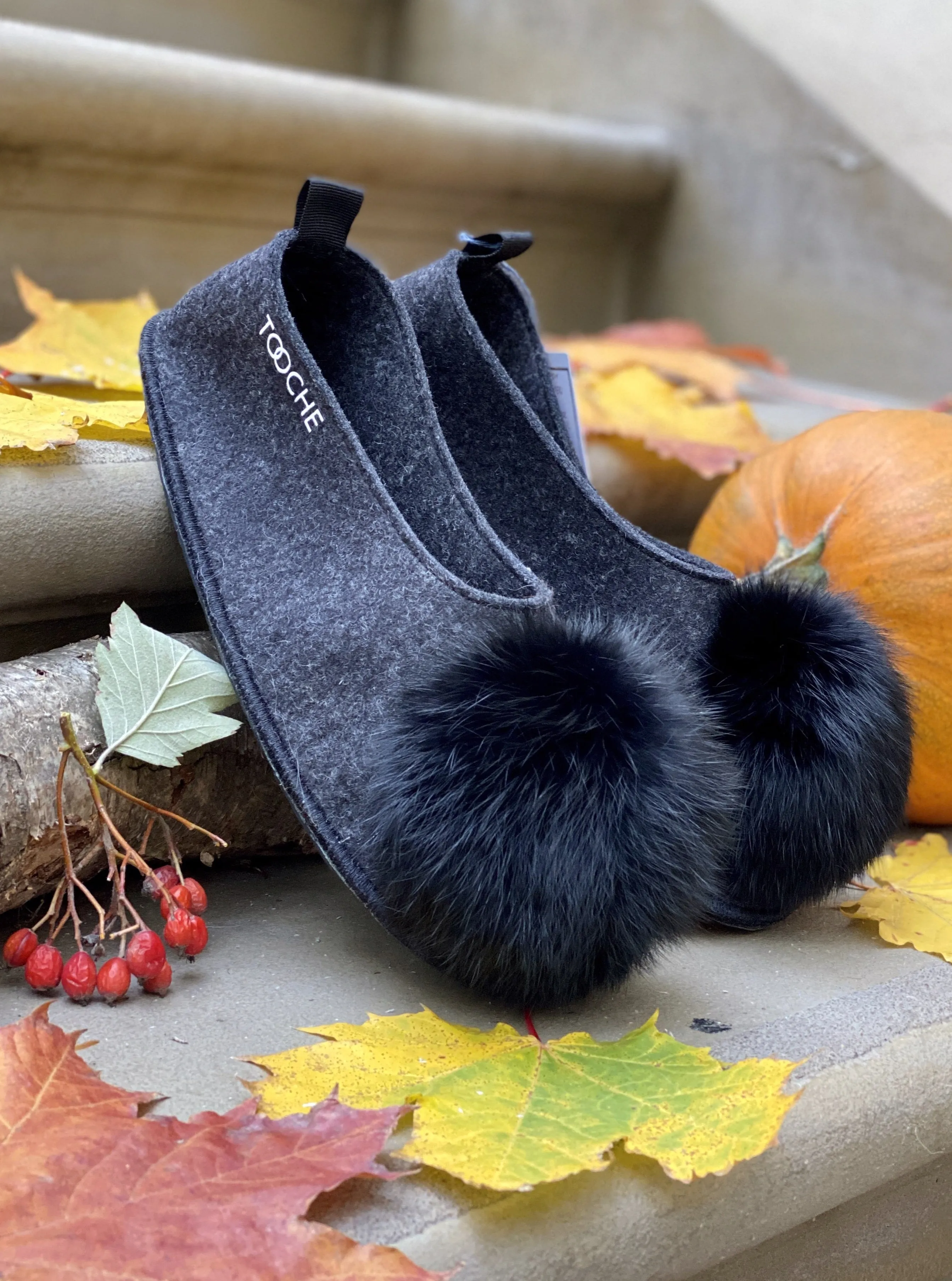 BLACK POMPOM slippers