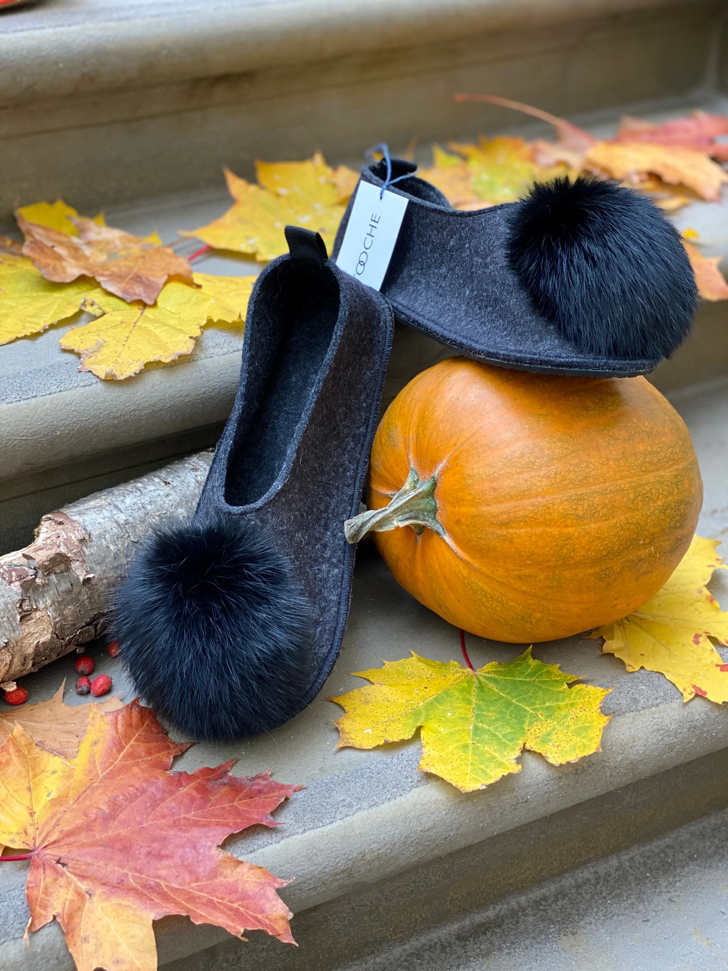 BLACK POMPOM slippers