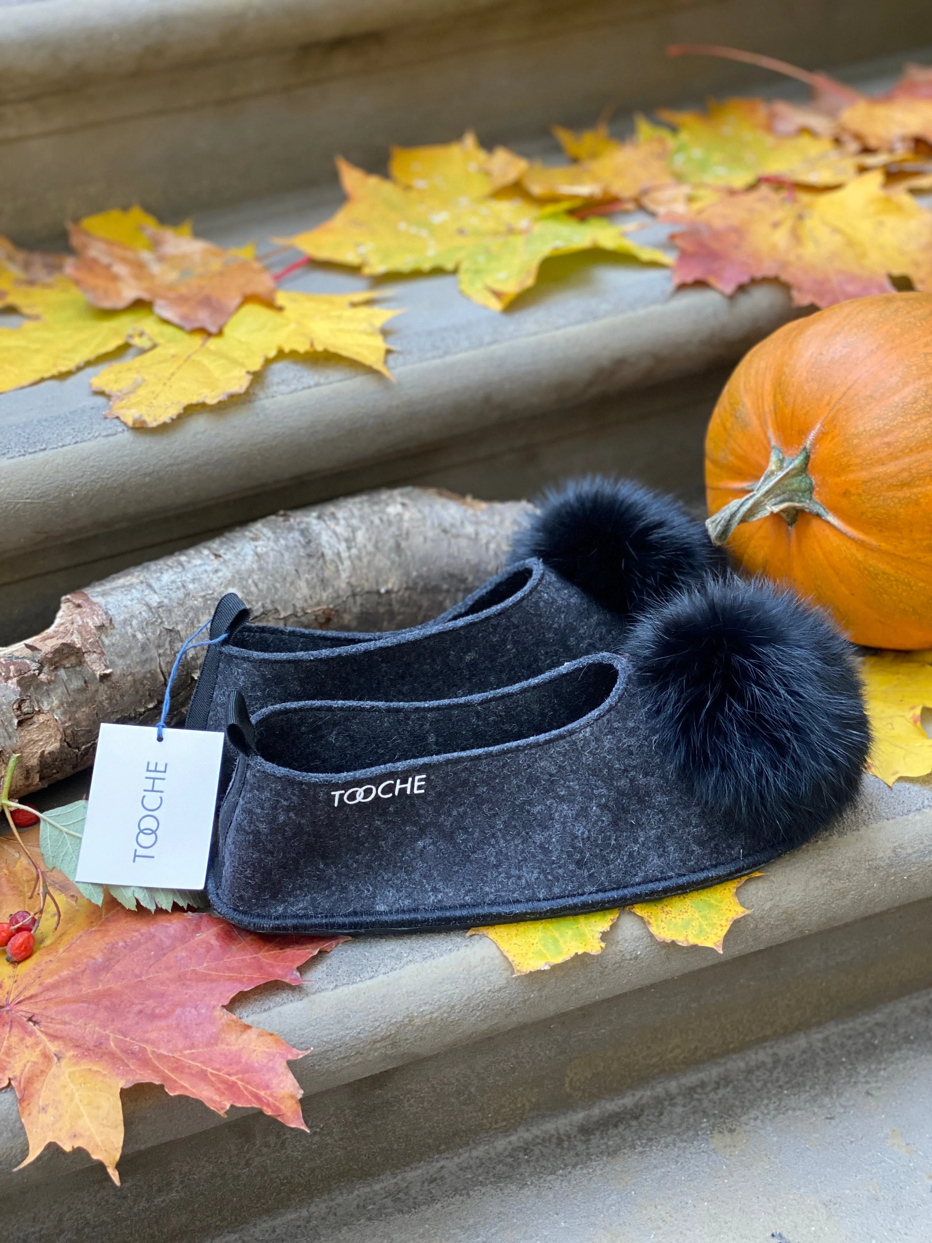 BLACK POMPOM slippers