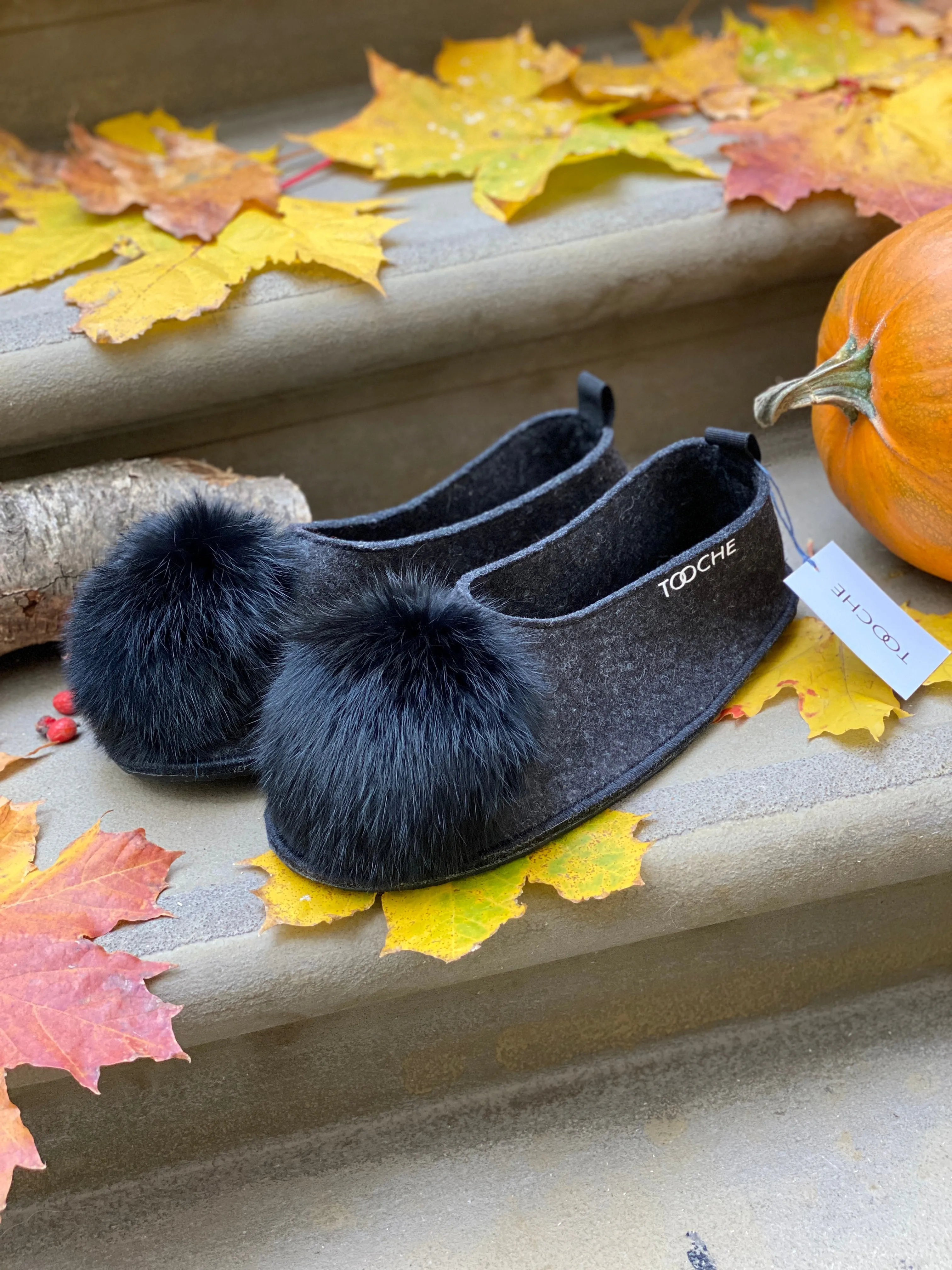 BLACK POMPOM slippers