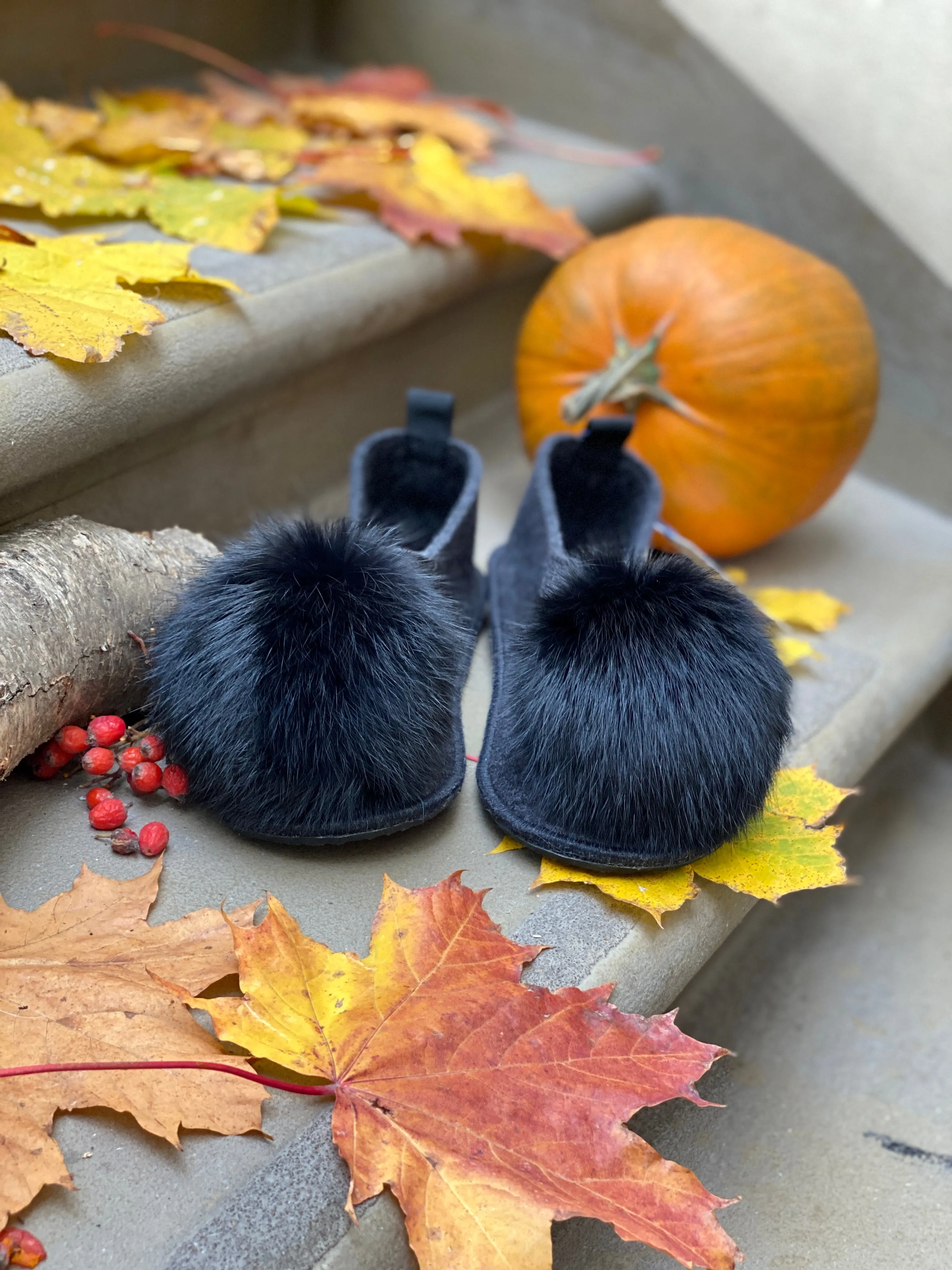 BLACK POMPOM slippers