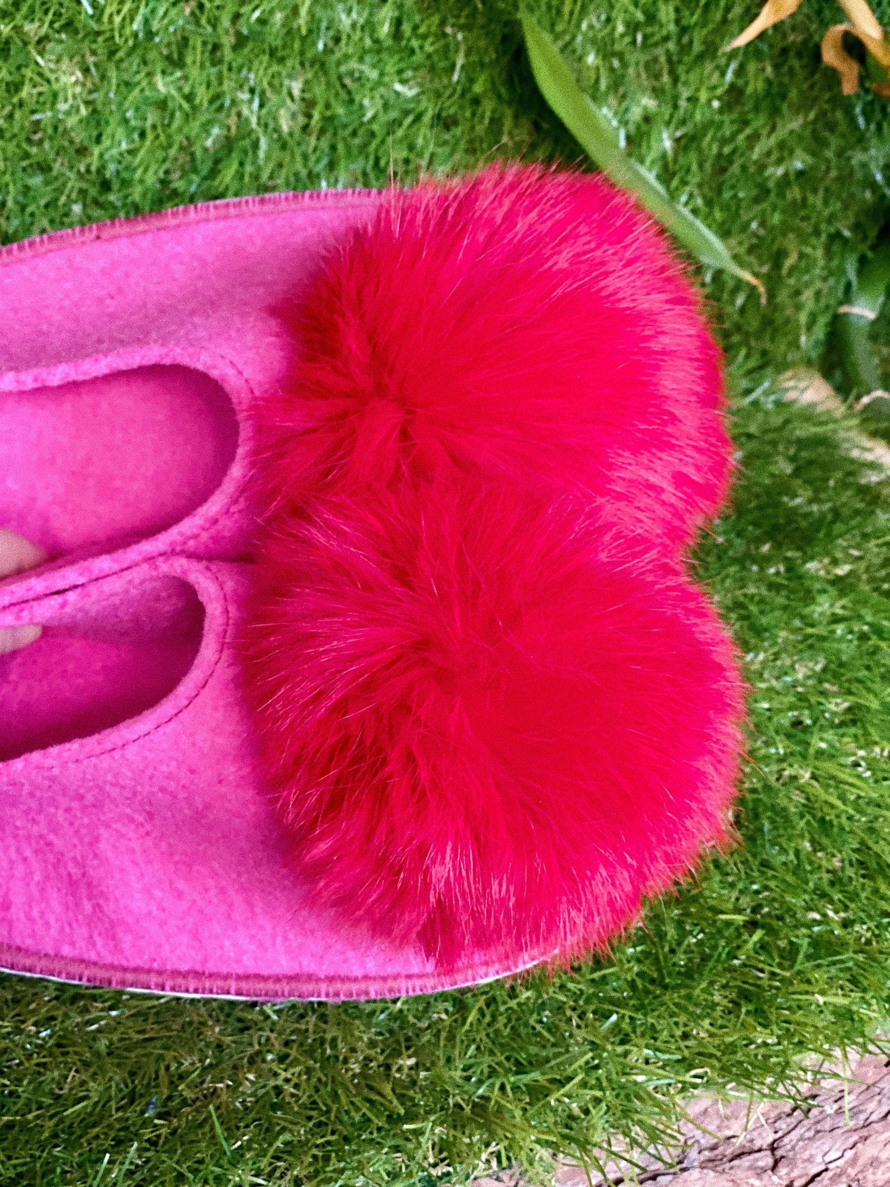 PINKY POMPOM slippers