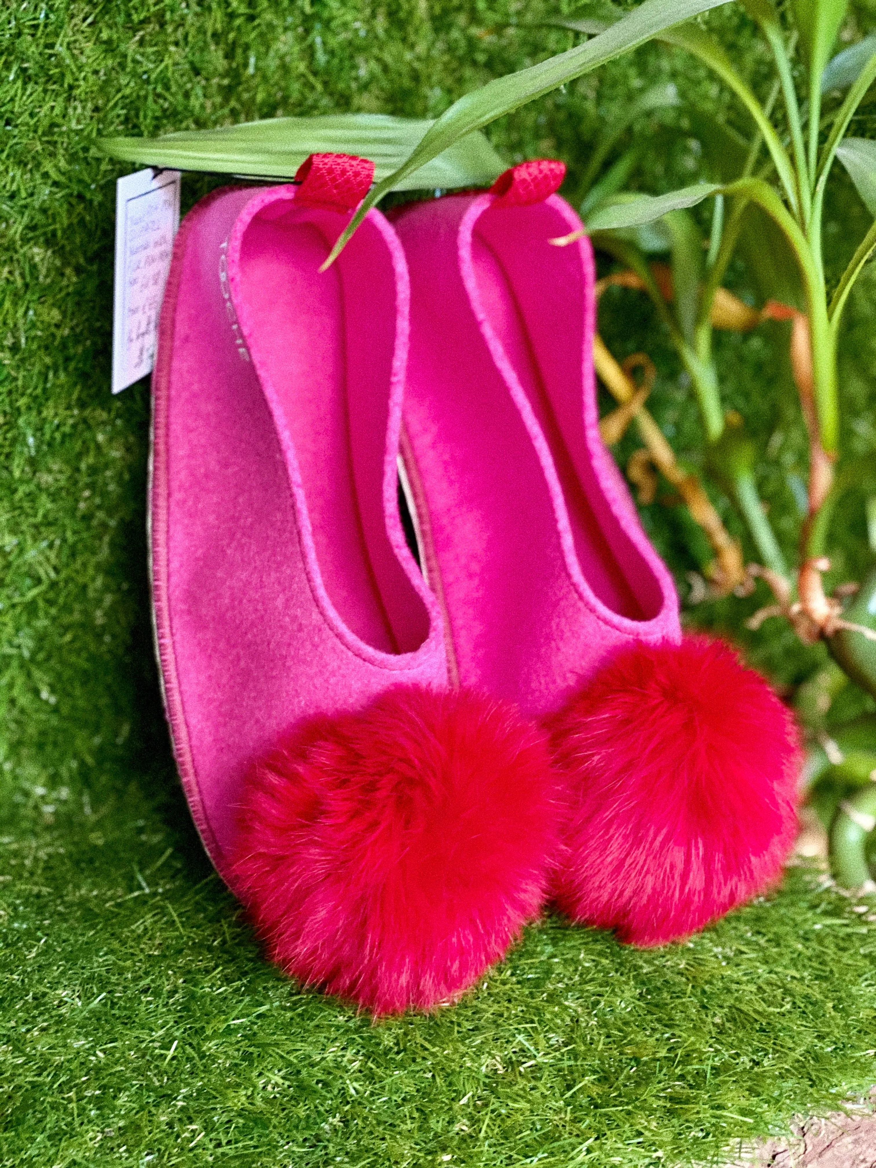 PINKY POMPOM slippers