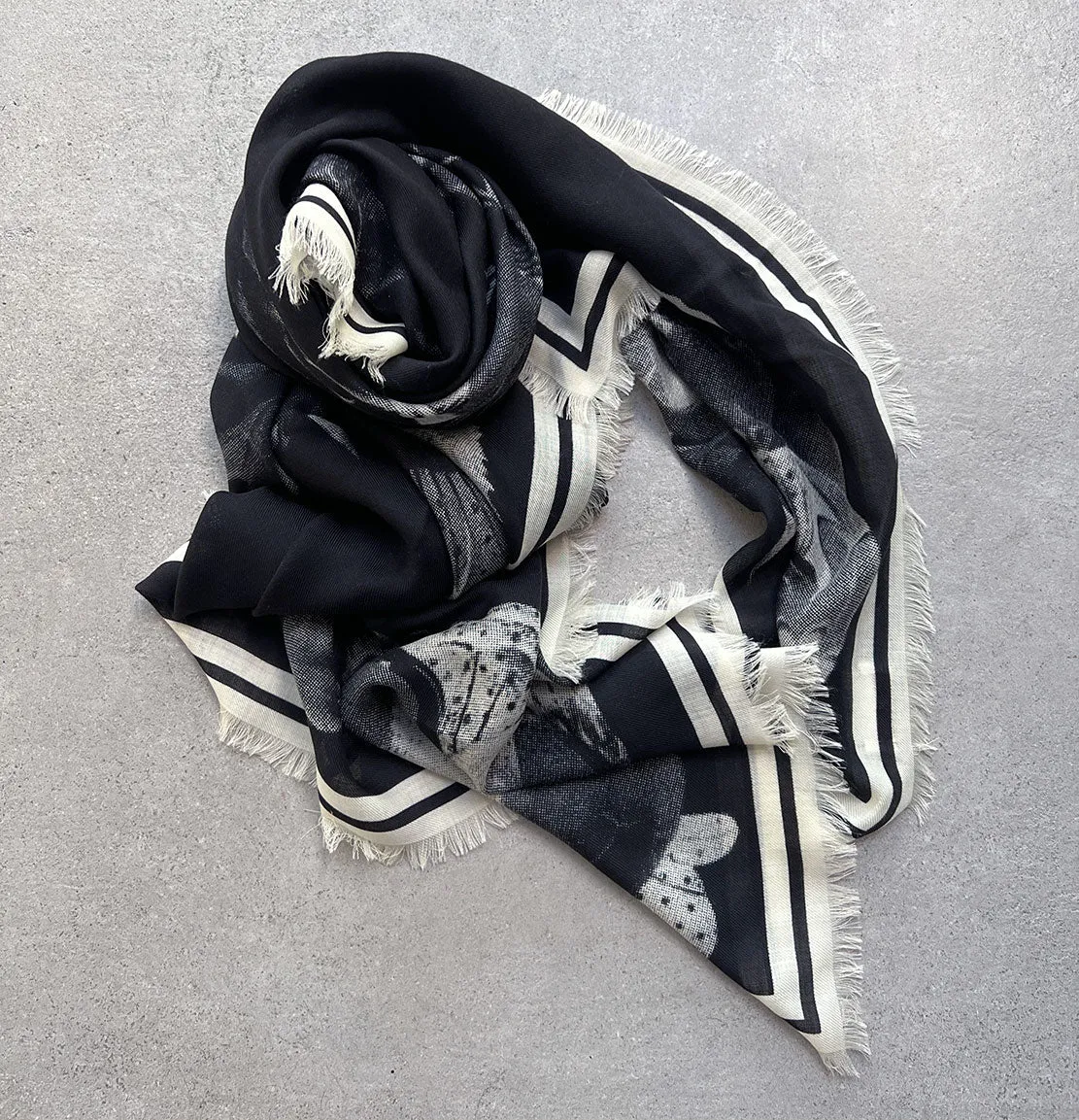 Solarised Utopian Scarf, Black/Ivory