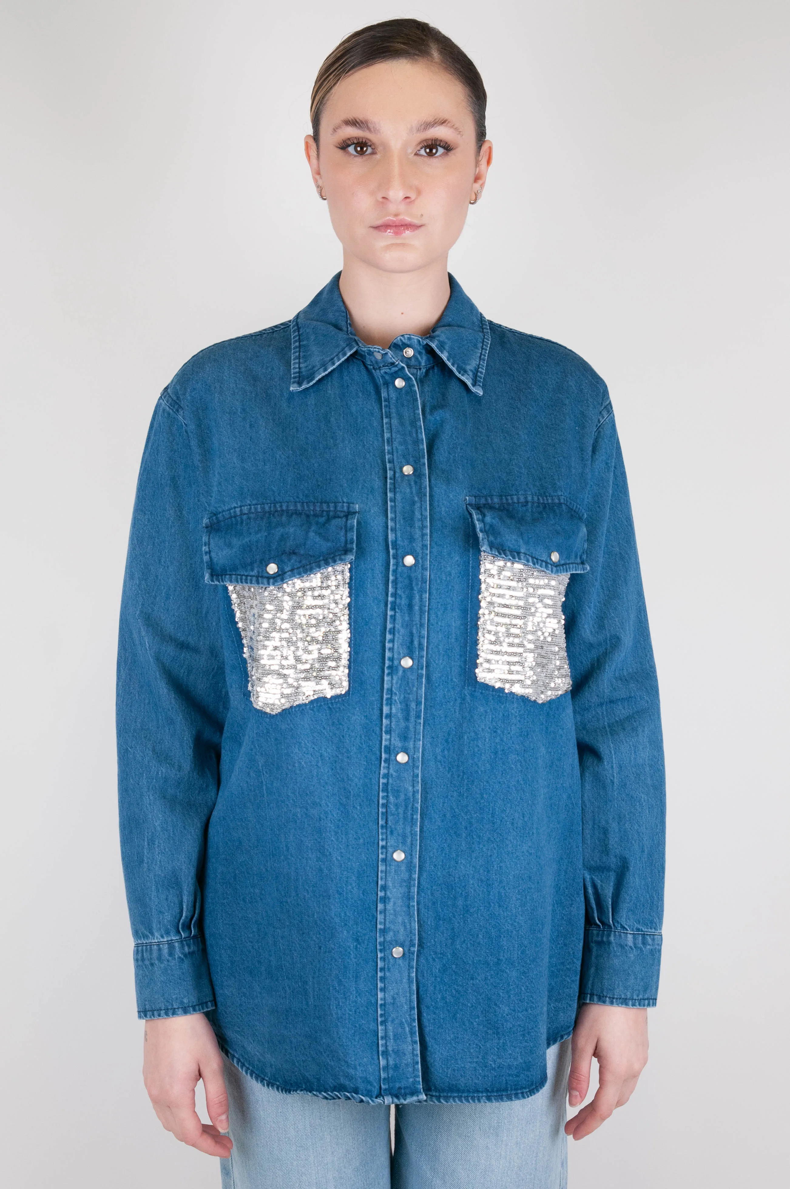 Tensione in - Camicia di jeans con taschini paillettes